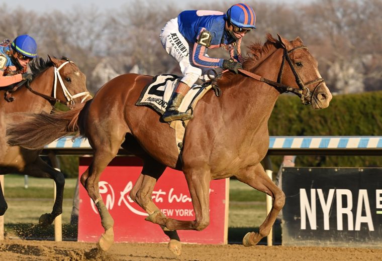 Flavien Prat ganando el Remsen Stakes G2 con Paladin - Coglianese Photo