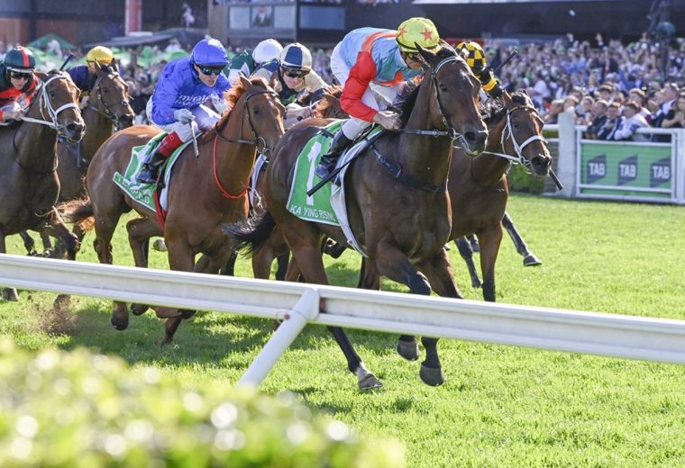 Ka Ying Rising superando a Tempted y Joliestar en el TAB Everest de 2025 – foto vía: Sky Racing World