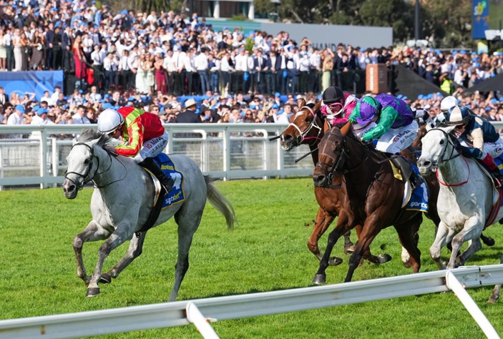 Kingswood (GB) – Caulfield Cup G1 – Foto vía ©️Sky Racing World. Derechos reservados.