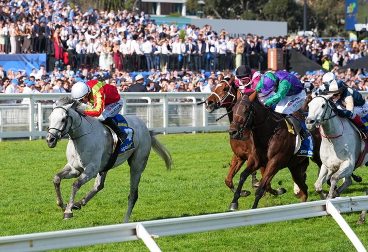 Kingswood (GB) – Caulfield Cup G1 – Foto vía ©️Sky Racing World. Derechos reservados.